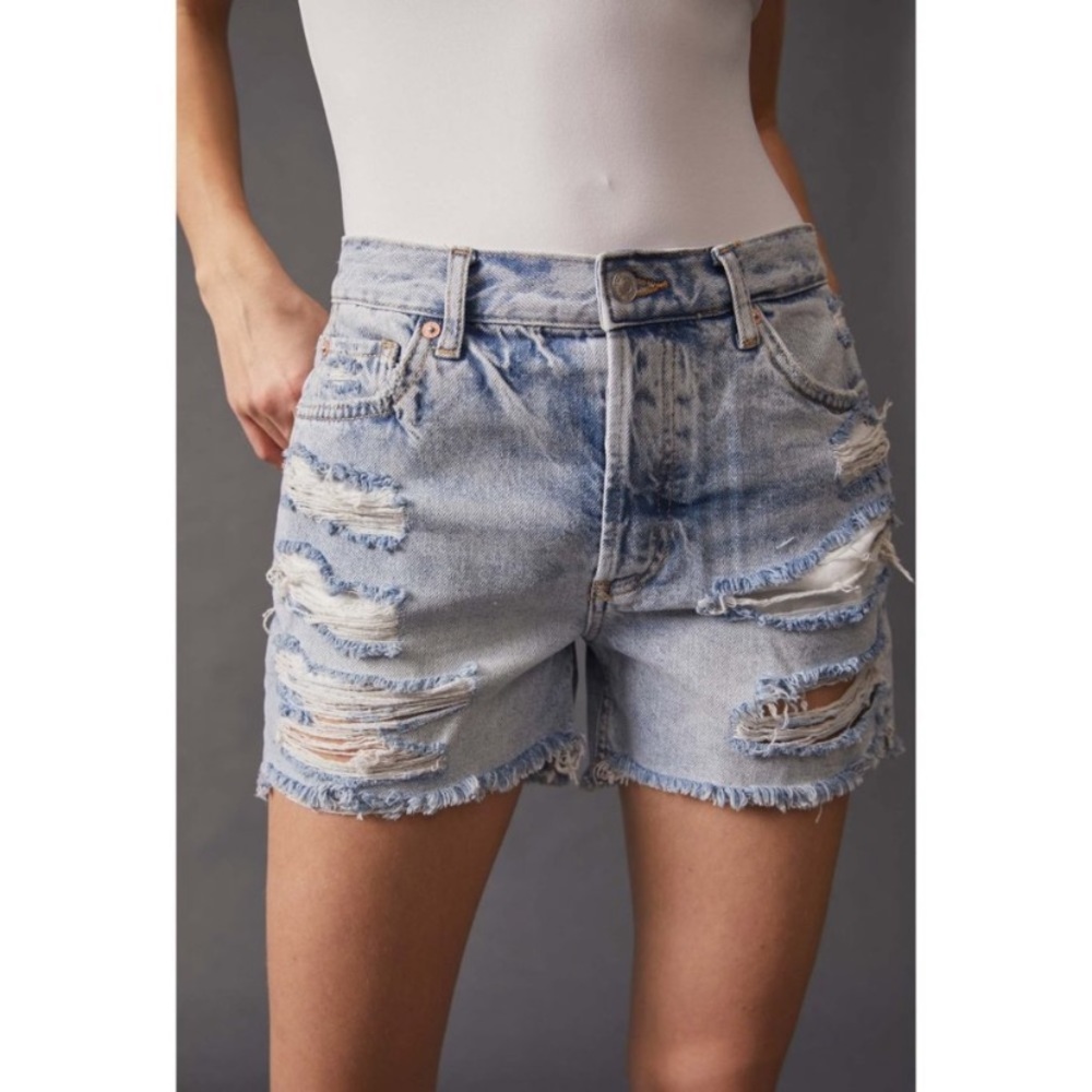 Free People We The Free Maggie Mid Rise Distressed Denim Shorts Size 26 - Picture 6 of 7
